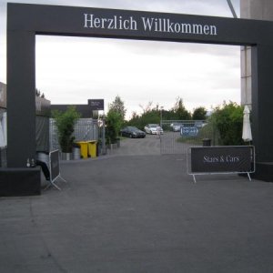 Mercedes VIP Bereich (hinten steht ein SLS) hinter der Mercedes Arena