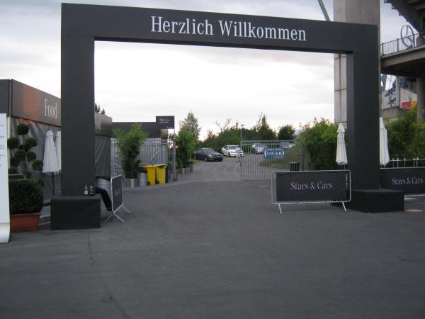 Mercedes VIP Bereich (hinten steht ein SLS) hinter der Mercedes Arena