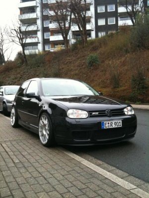 Golf R32 vorne schwarz.jpg