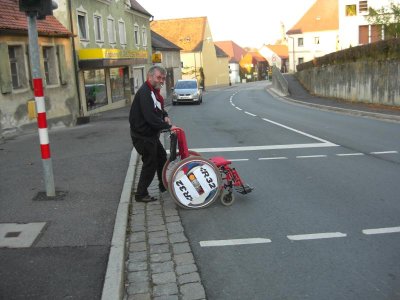 R32-Rollstuhlfahrer 001.jpg