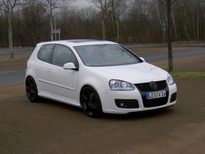 GTI weiss 18 Zoll Seite Rechts vorne.JPG
