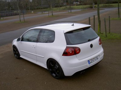 GTI weiss 18 Zoll Seite links hinten.JPG