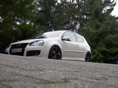 GTI weiss 18 Zoll Seite links vorne.JPG