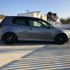 H&R Federn mit Original R32 Felgen in schwarz lackiert (Winterlook) - BN-Pipes AGA - Heckdiff in Black Magic Perleffekt lackiert inkl. Spiegelkappen