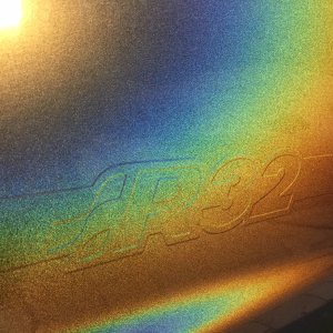 Schriftzüge sind unter der Folie verklebt.