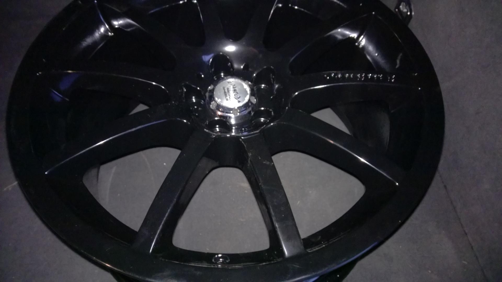 Die Felgen nach dem Grundieren und schwarz Pulverbechichten