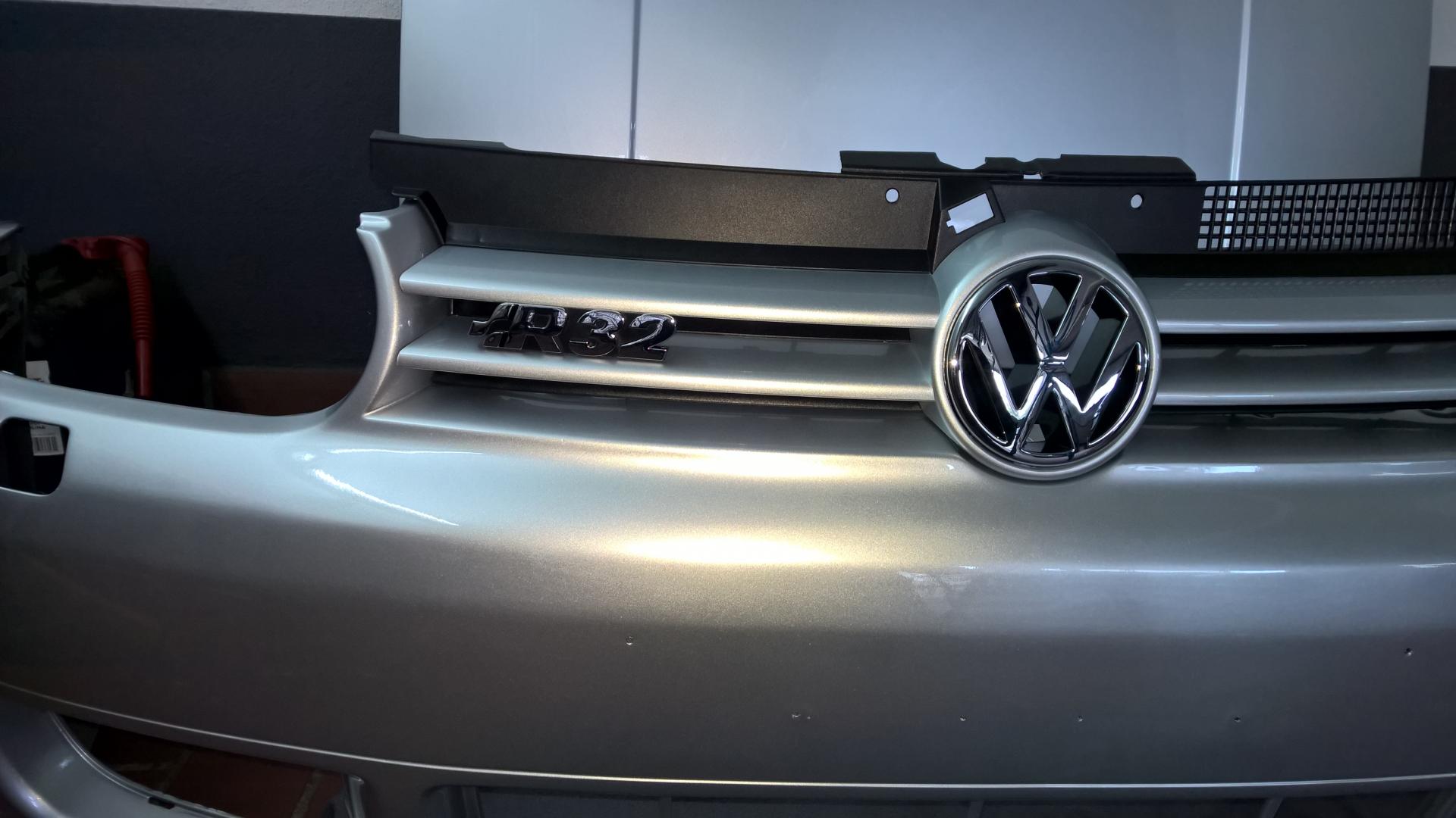 Die Stoßstange nach dem das Vw Zeichen wieder eingepasst wurde