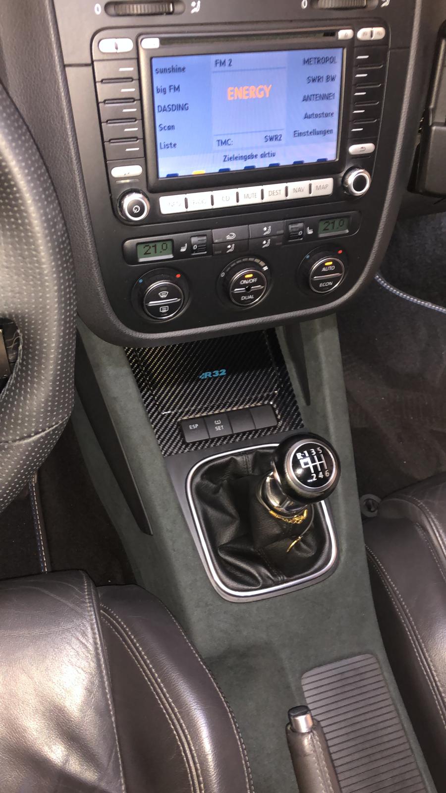 Echtcarbon Aschenbecher+Rahmen mit Blauen R32 Logo. Mittelkonsole komplett in Alcantara und kleine details in Nappaleder