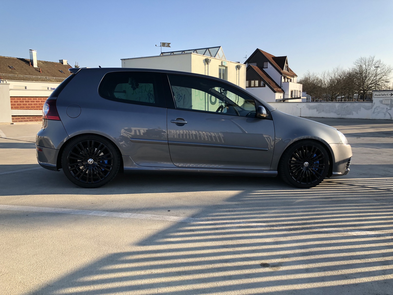 H&R Federn mit Original R32 Felgen in schwarz lackiert (Winterlook) - BN-Pipes AGA - Heckdiff in Black Magic Perleffekt lackiert inkl. Spiegelkappen