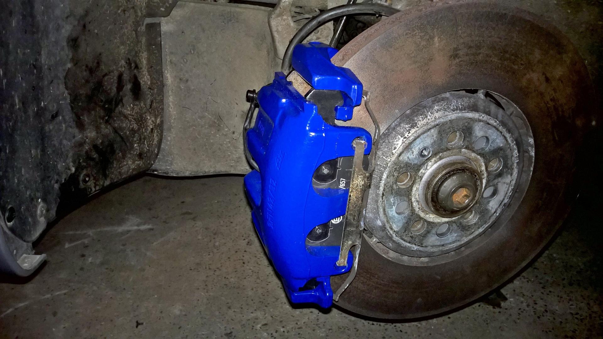 Hier noch der Bremssattel nach dem er im orginalen Farbton beschichtet wurde