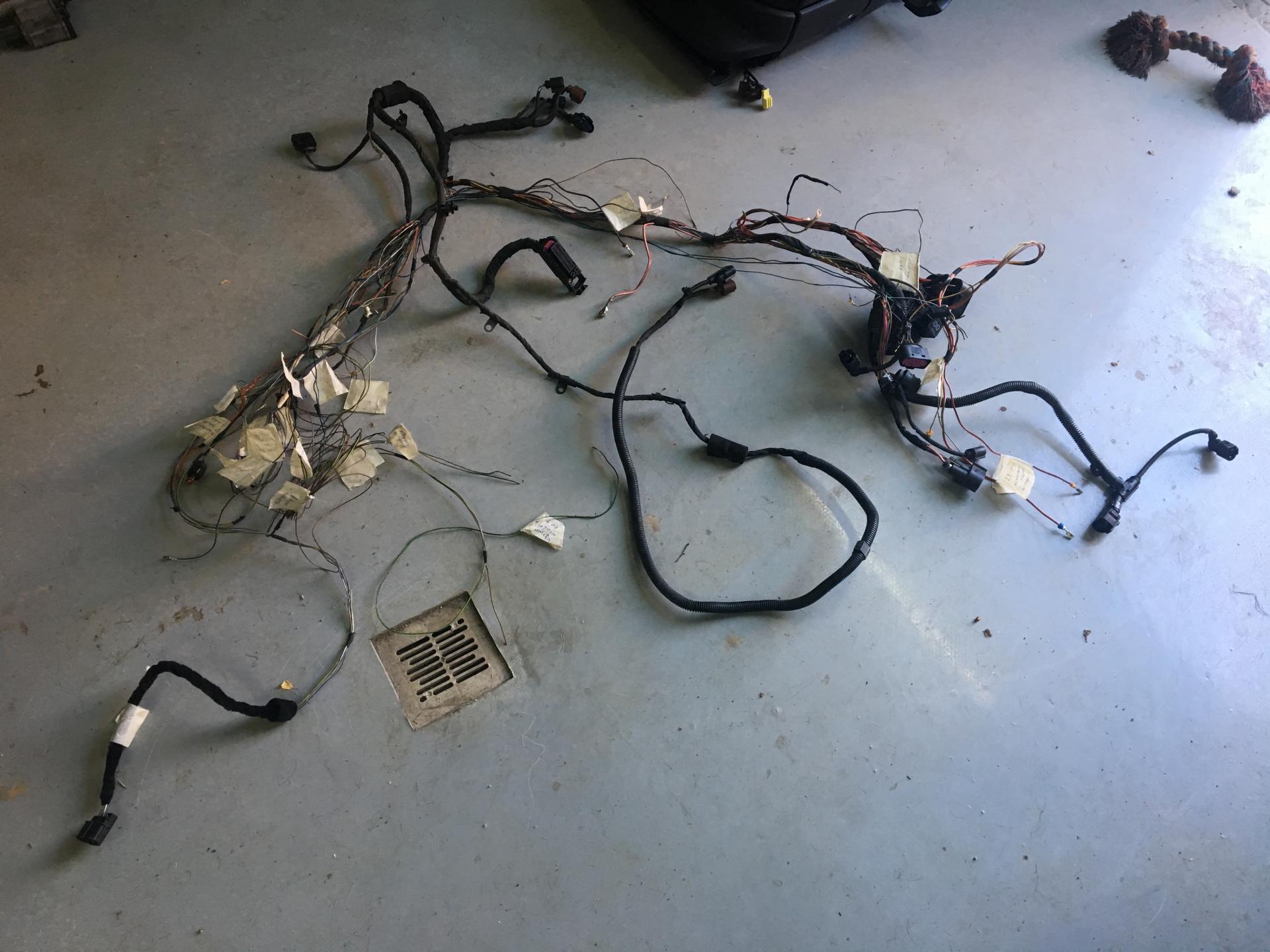 Kabelbaum aus dem Spender extrahiert.