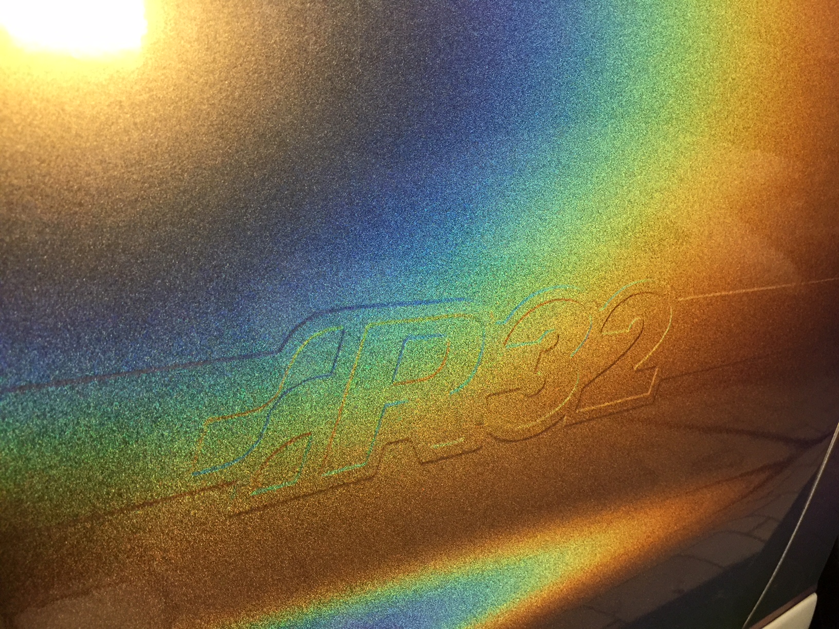 Schriftzüge sind unter der Folie verklebt.