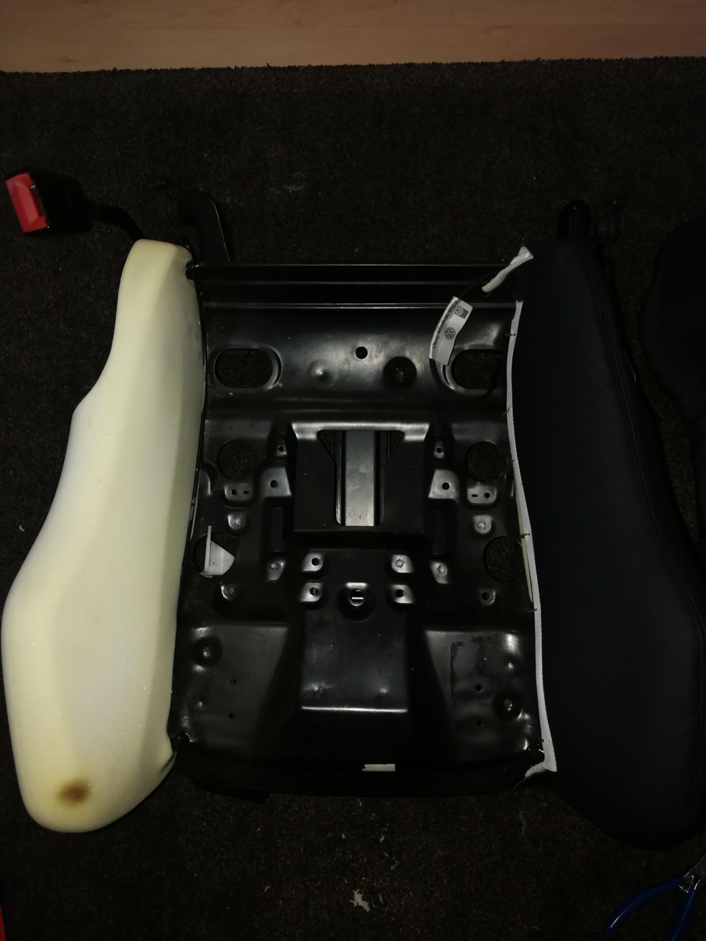 Sitzgestell mit neuem Polster und dem linken Bezug