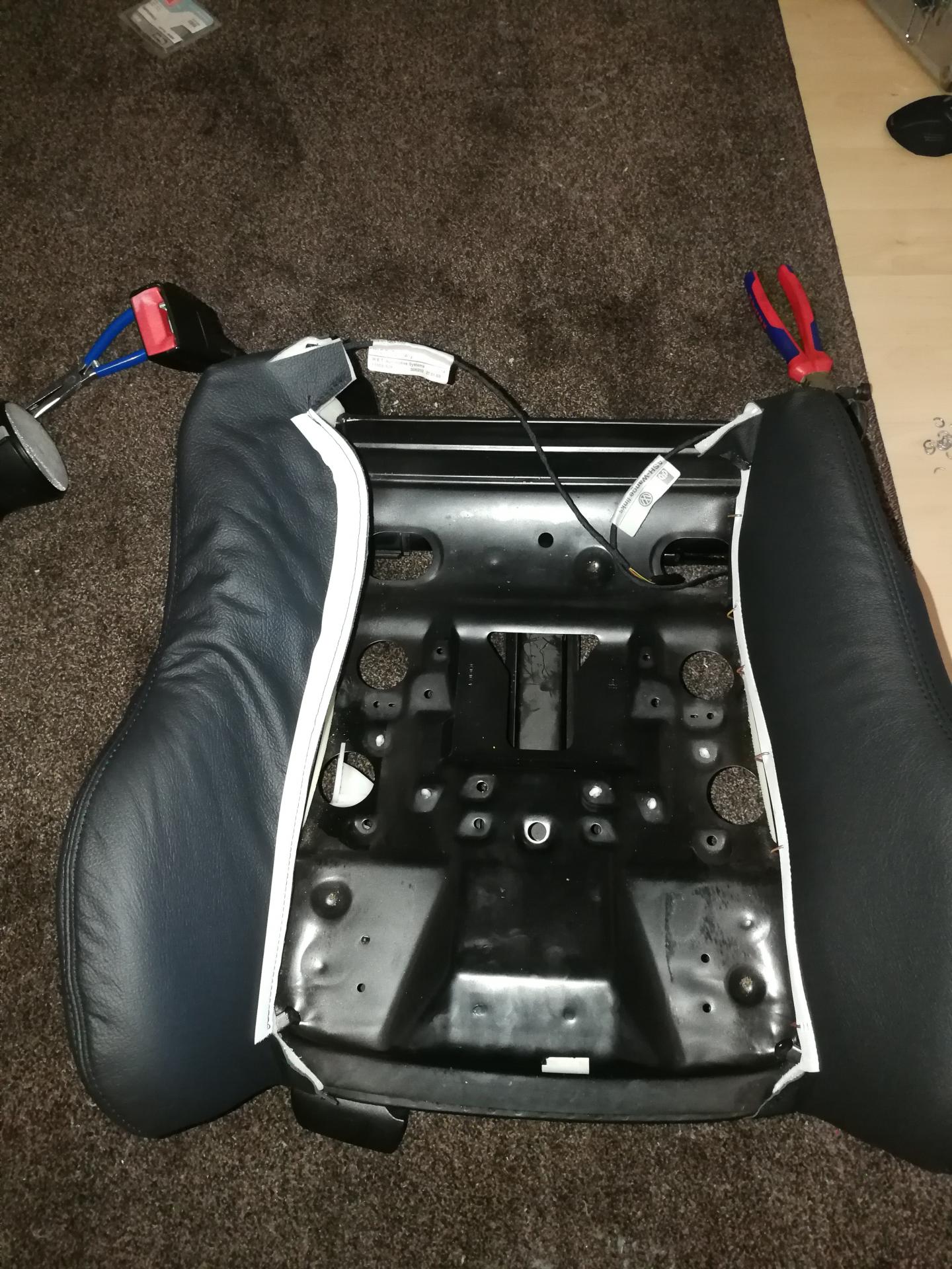 Sitzgestell mit neuen Bezügen rechts noch unbespannt.